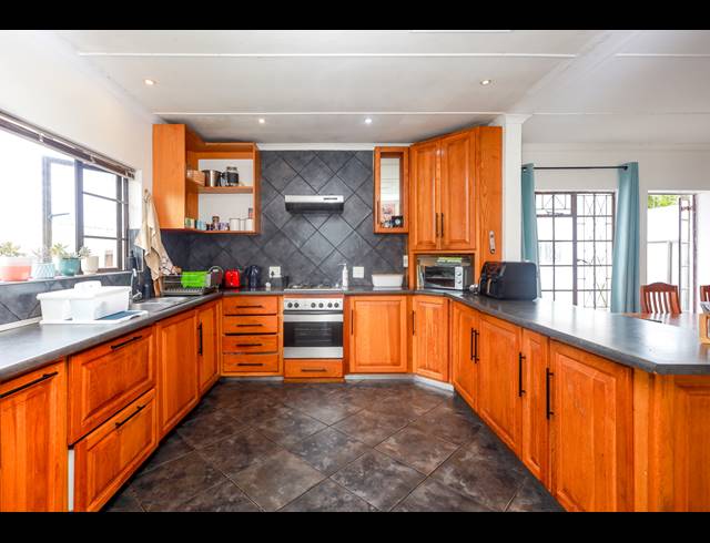 4 BEDROOM FREEHOLD FOR SALE IN GONUBIE